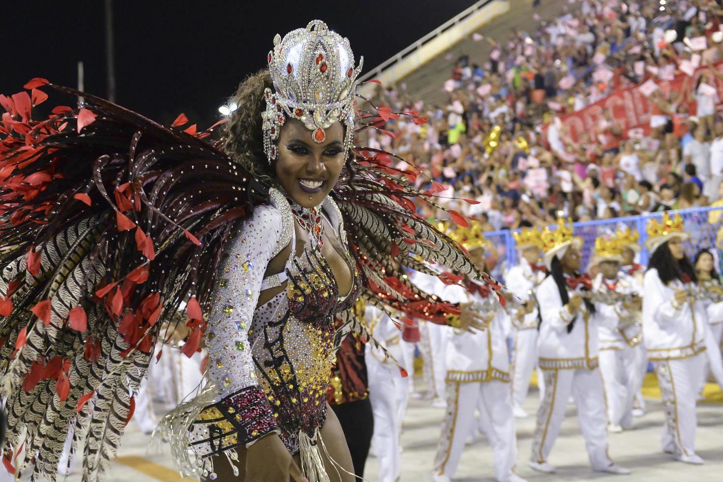 rio de janeiro, rj brazil - 09 de febrero de 2018 - desfile de la escuela de samba en el sambodromo. unidos do porto da pedra durante el festival en la calle marques de sapucai. foto