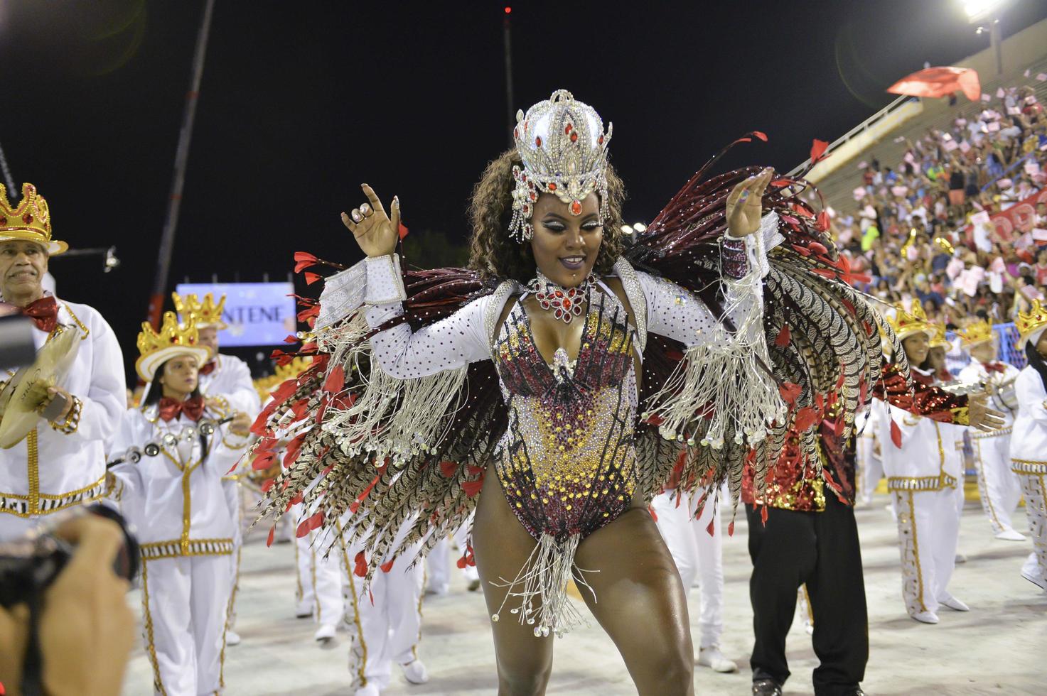 rio de janeiro, rj brazil - 09 de febrero de 2018 - desfile de la escuela de samba en el sambodromo. unidos do porto da pedra durante el festival en la calle marques de sapucai. foto