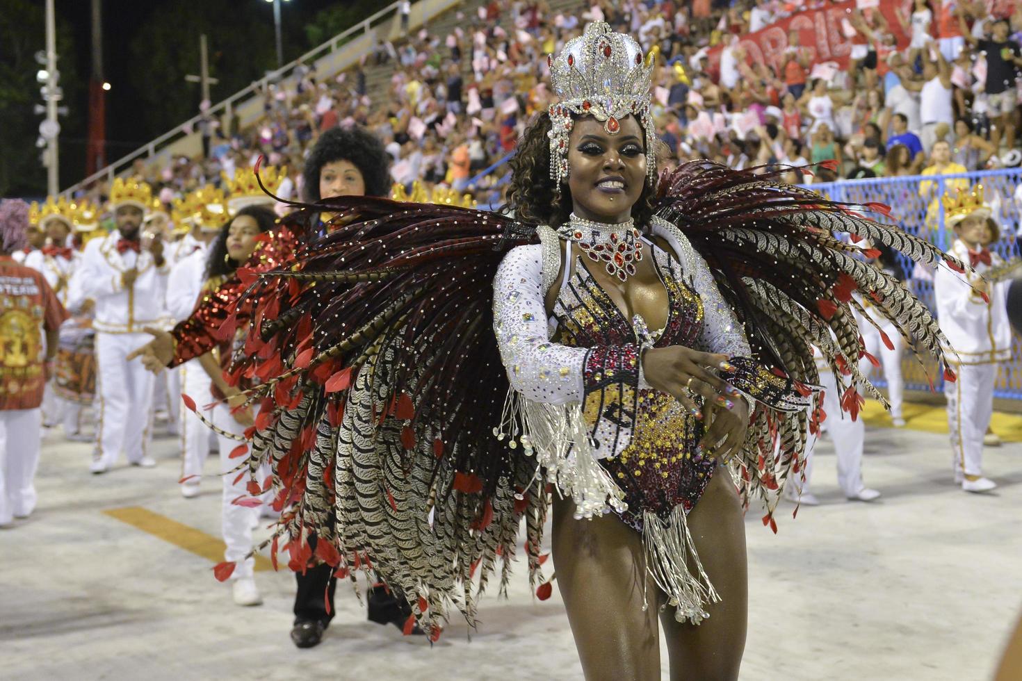 rio de janeiro, rj brazil - 09 de febrero de 2018 - desfile de la escuela de samba en el sambodromo. unidos do porto da pedra durante el festival en la calle marques de sapucai. foto