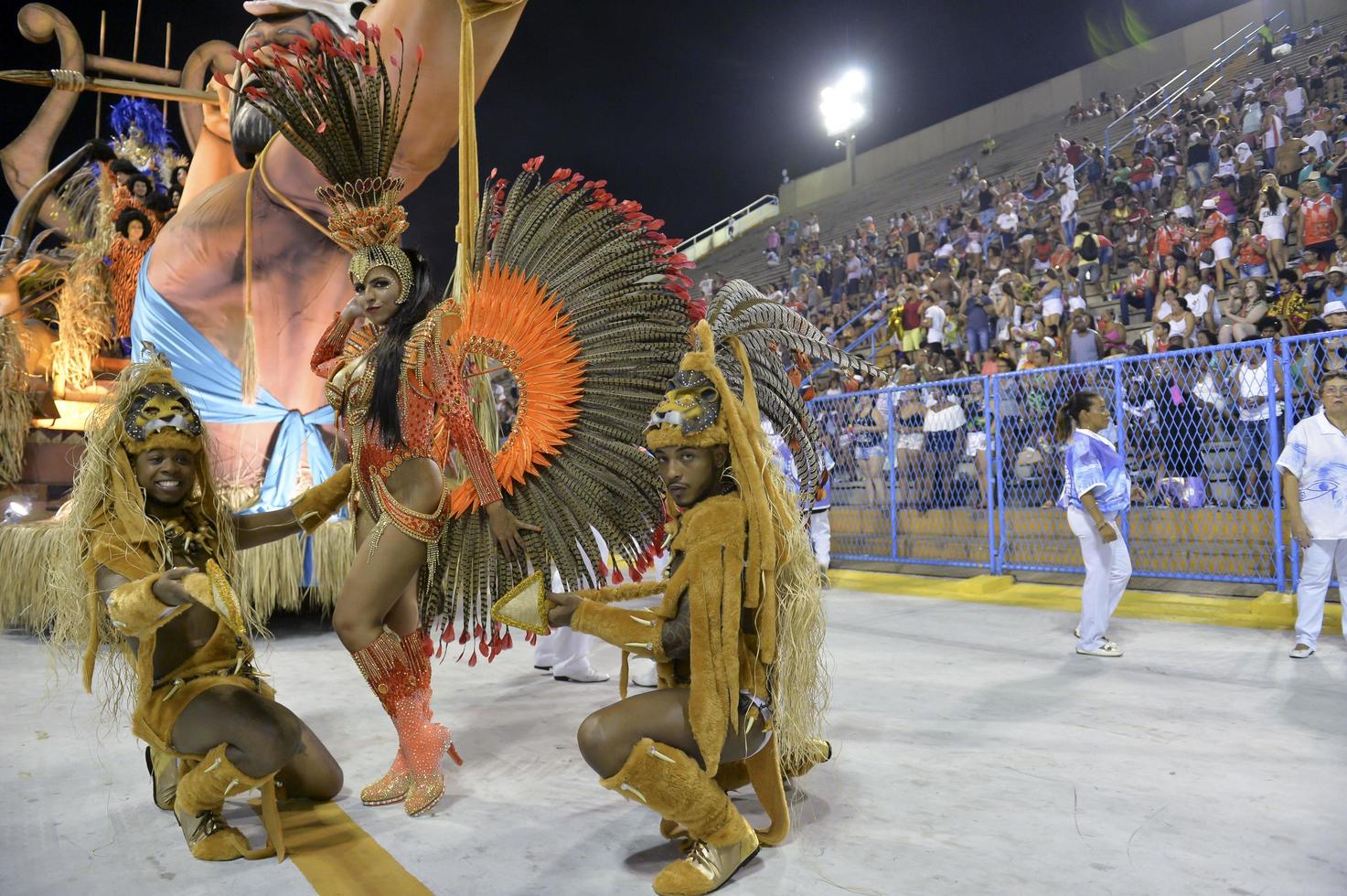 rio de janeiro, rj brazil - 09 de febrero de 2018 - desfile de la escuela de samba en el sambodromo. academicos do sossego durante el festival en la calle marques de sapucai foto