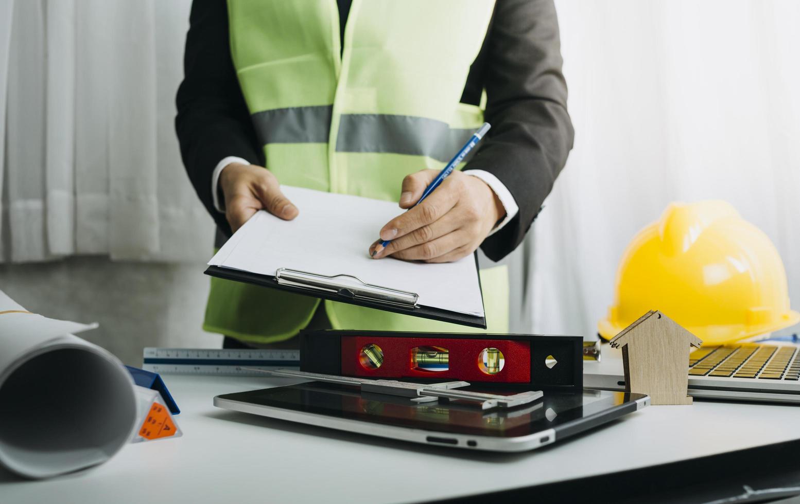 escena de discusión de ingenieros industriales, arquitecto de construcción con una gran industria como fondo, concepto de planificación de proyectos de ingeniería, trabajo en equipo profesional. selectiva enfocada. foto