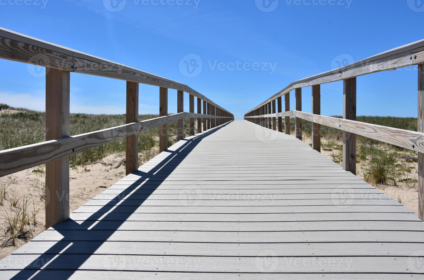 Camino de madera sobre dunas de arena en Cape Cod foto