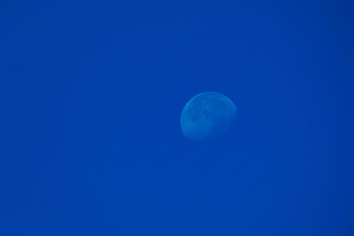 luna al comienzo del cuarto menguante foto