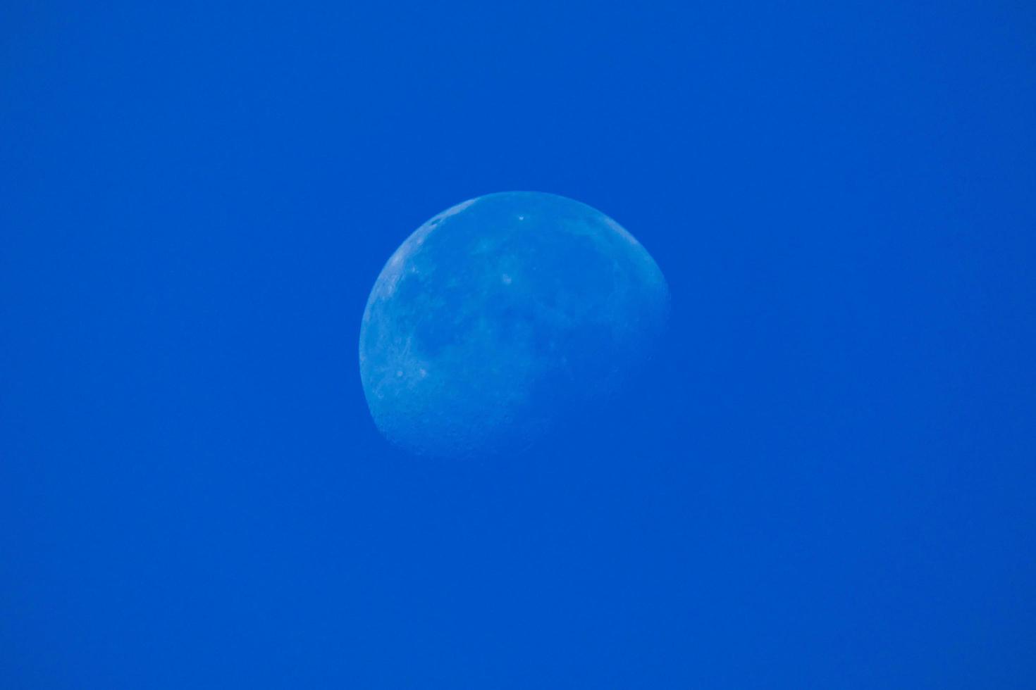 luna al comienzo del cuarto menguante foto