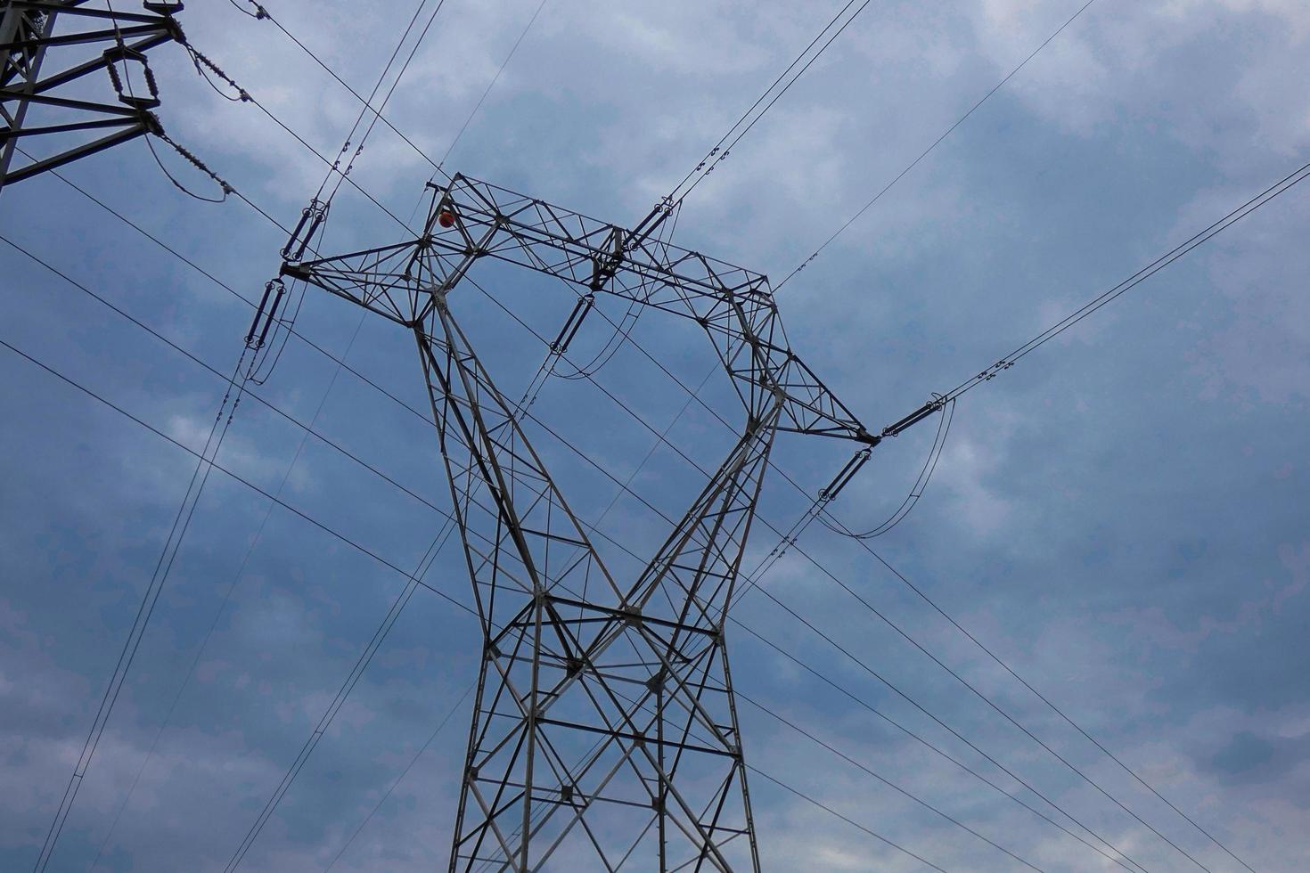 torres eléctricas que soportan los cables de cobre que transmiten y transportan electricidad foto