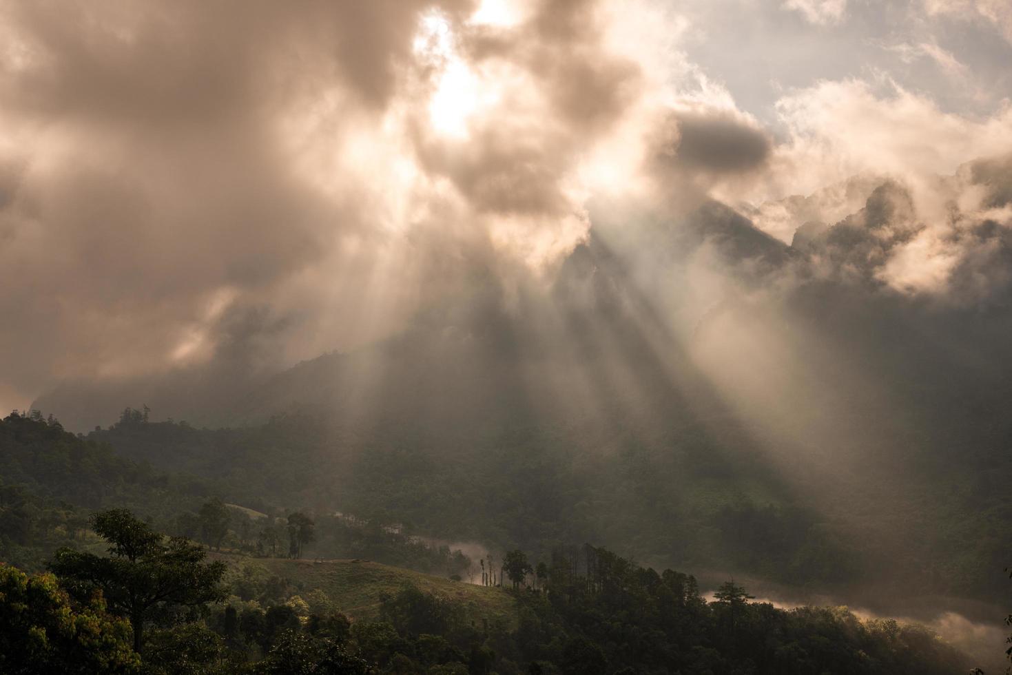 el rayo de sol que brilla en la tierra en el campo de la montaña chiang dao en la provincia de chiang mai de tailandia. foto