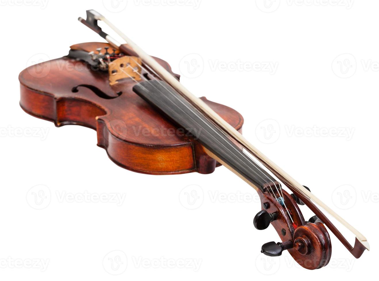 Viejo violín con arco aislado en blanco foto