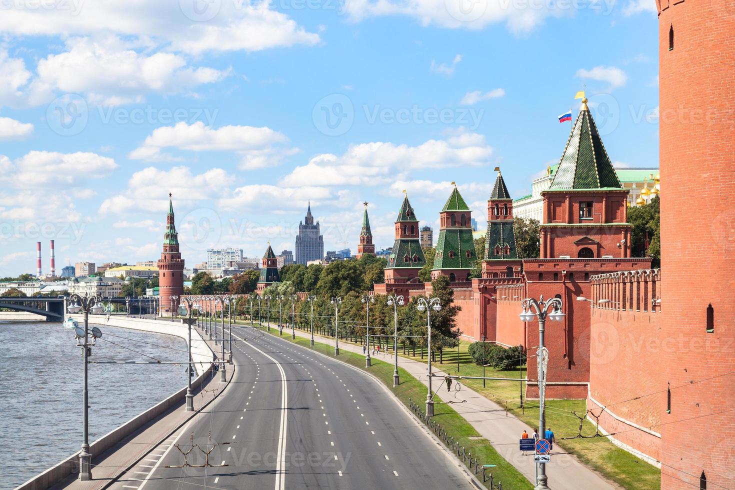 el terraplén del kremlin en verano, moscú foto