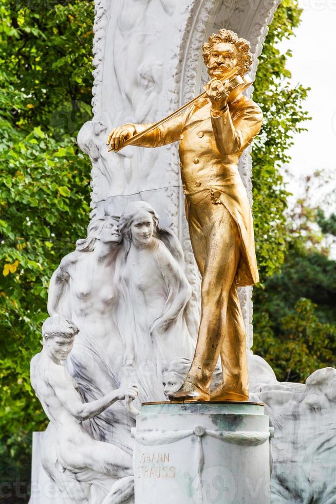 estatua de oro johann strauss en stadtpark, viena foto