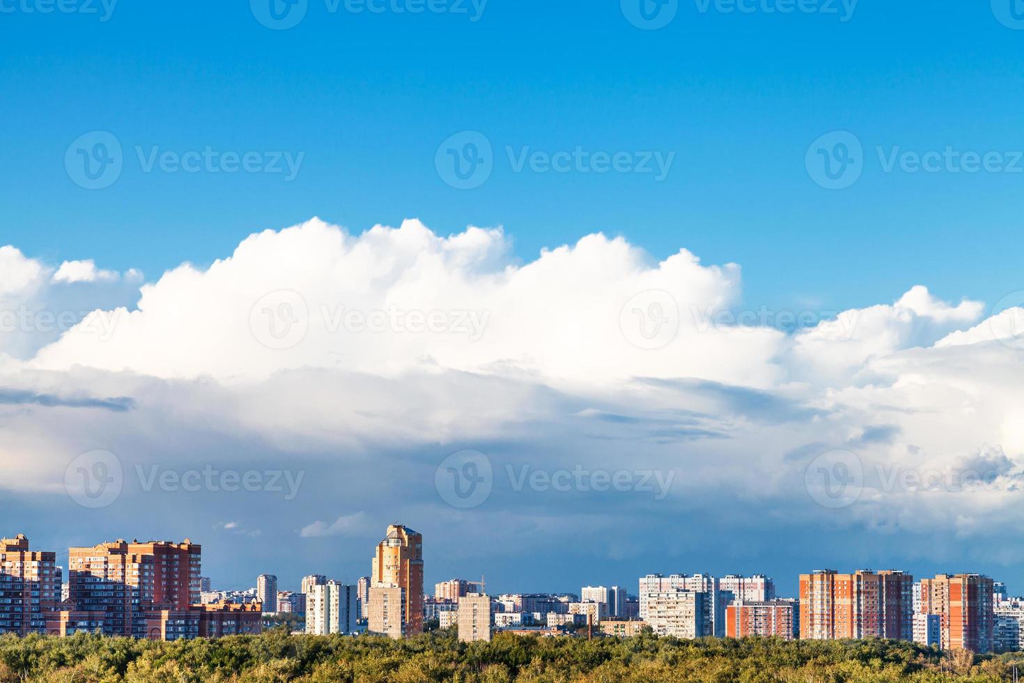 gran nube blanca baja sobre el distrito residencial foto