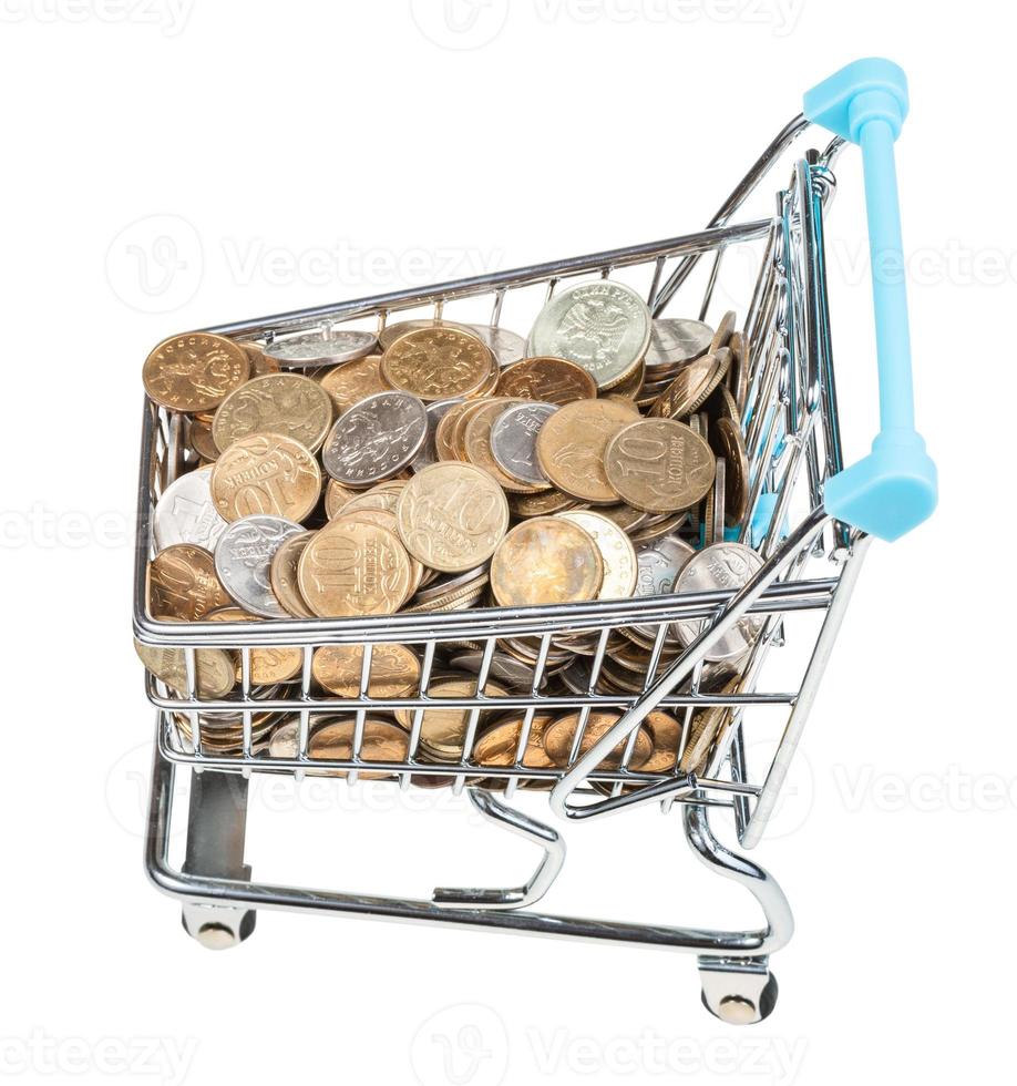 carrito de compras con monedas rusas aisladas foto