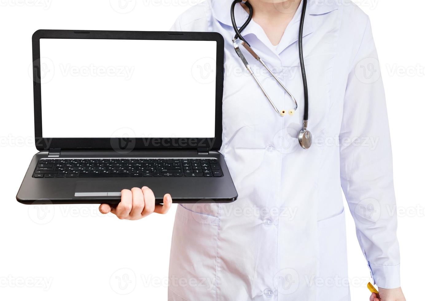 enfermera sostiene computadora portátil con pantalla cortada foto