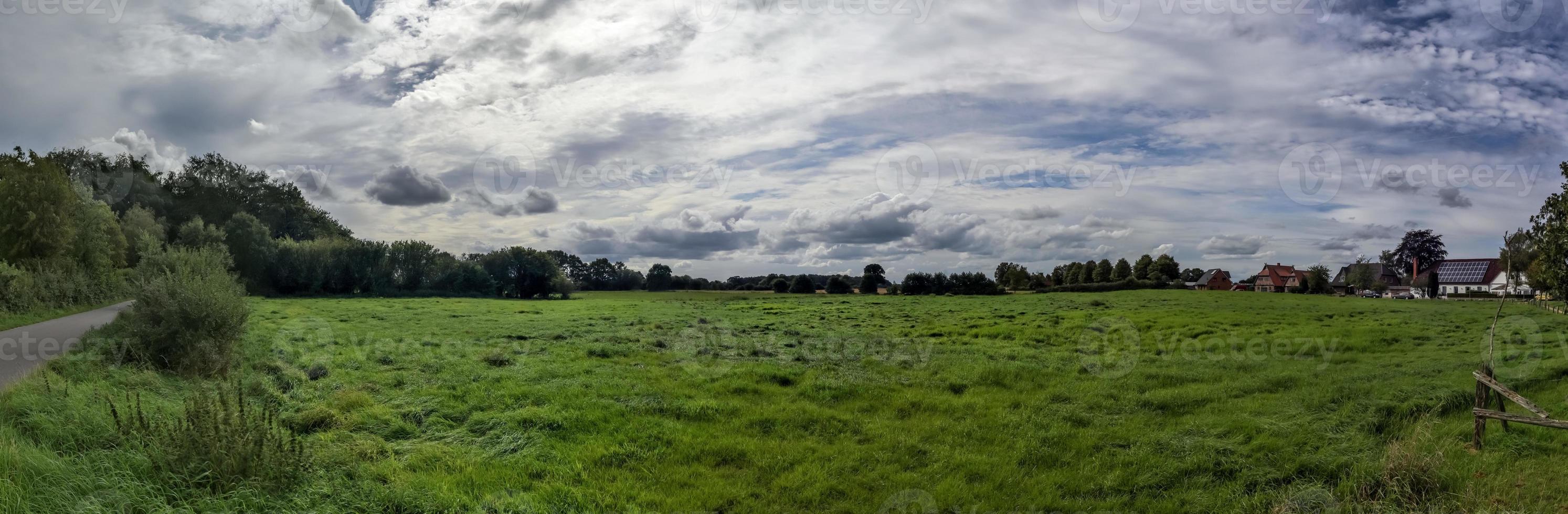 hermoso panorama de alta resolución de un paisaje del norte de Europa con campos y hierba verde foto