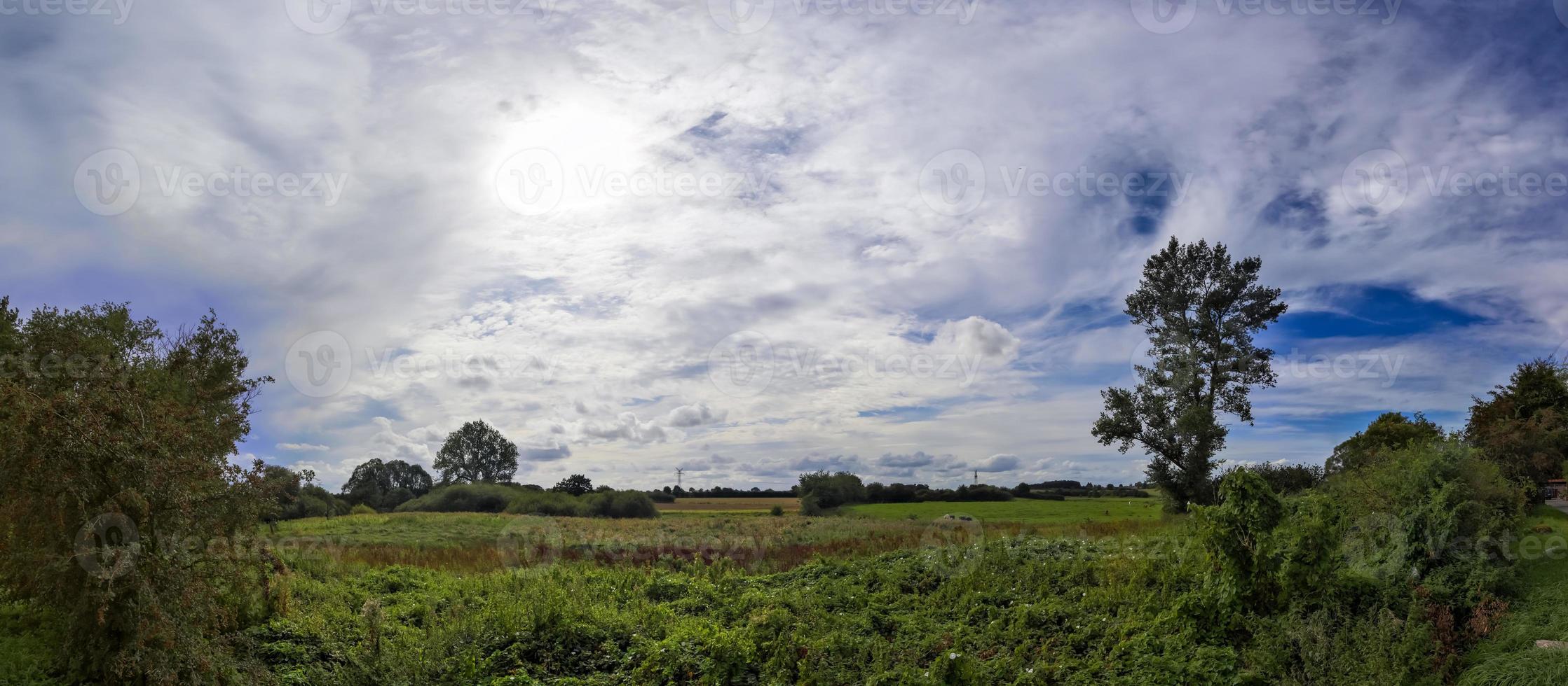 hermoso panorama de alta resolución de un paisaje del norte de Europa con campos y hierba verde foto