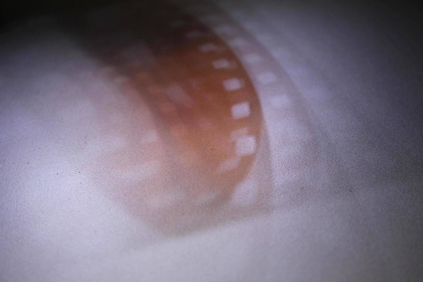 luz de sombreado de la intensidad de la película fotográfica sobre un fondo plateado foto