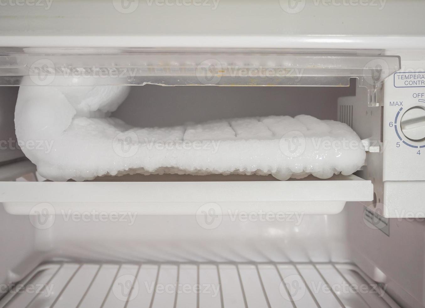 acumulación de hielo congelado en el congelador del refrigerador foto