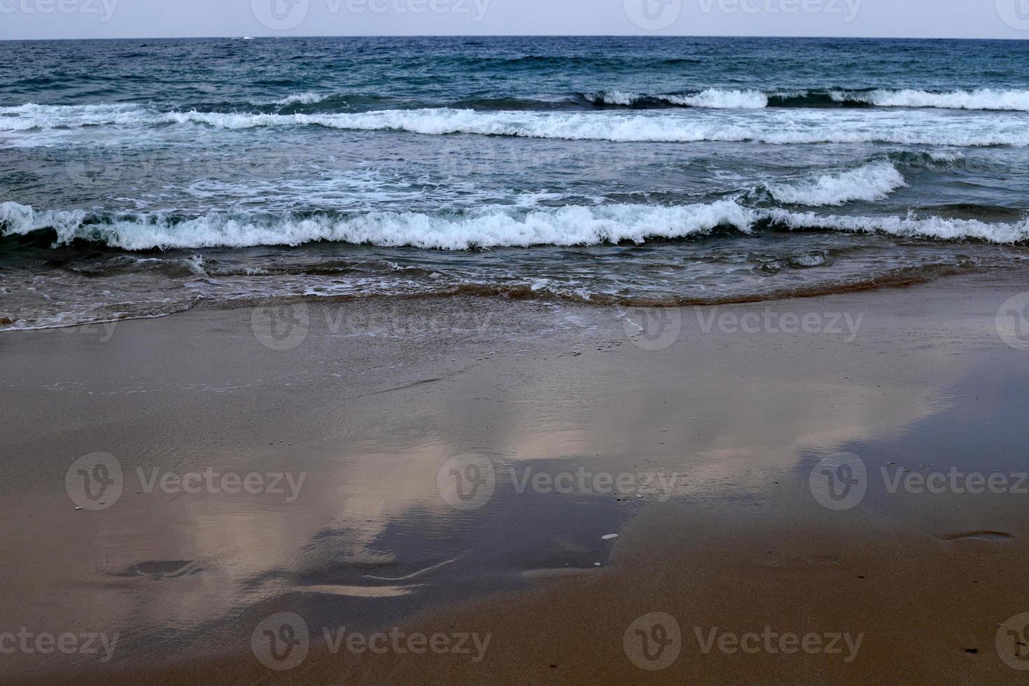 playa de arena en el mar mediterráneo en el norte de israel. foto