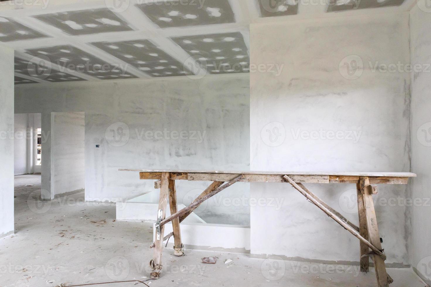 interior de la habitación vacía con techo de placa de yeso en el sitio de construcción foto