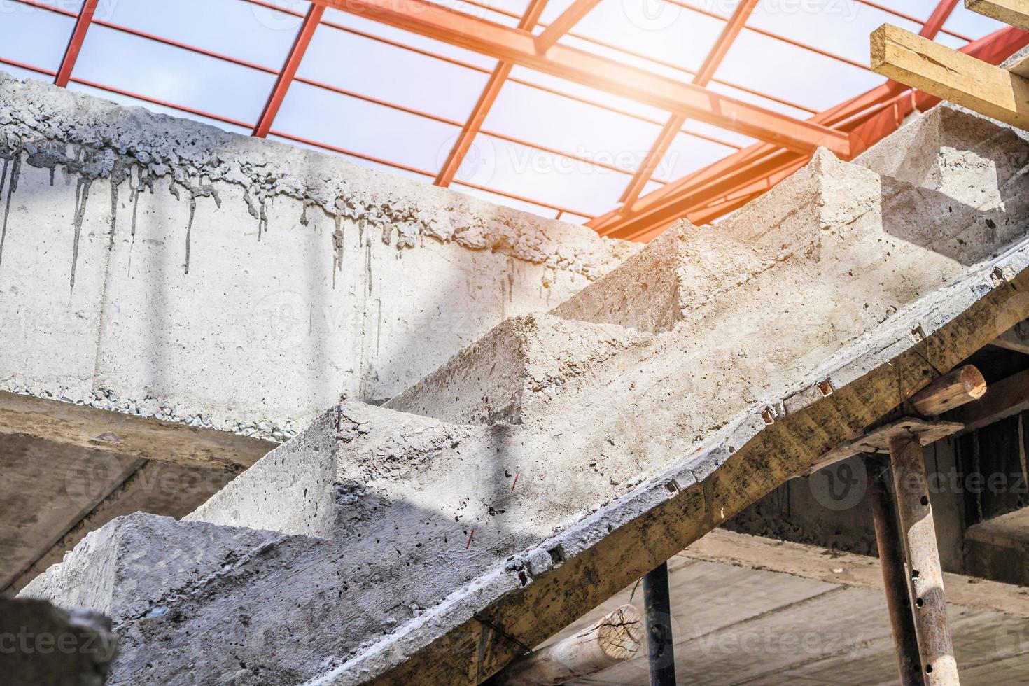 nueva construcción de casas con escalera de hormigón en el sitio de construcción foto