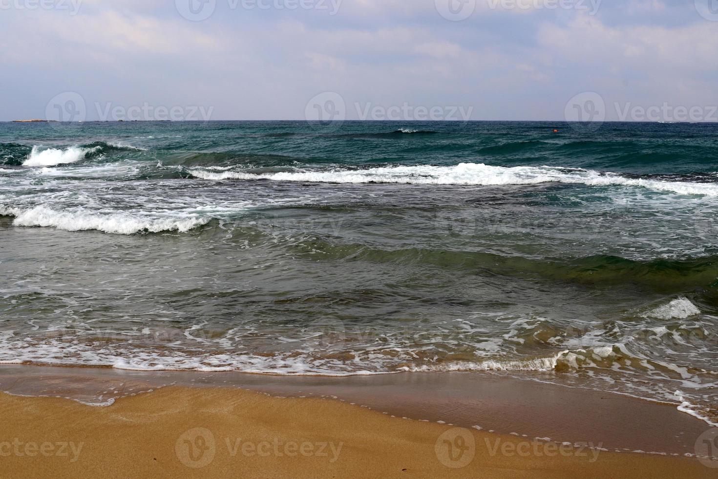 playa de arena en el mar mediterráneo en el norte de israel. foto