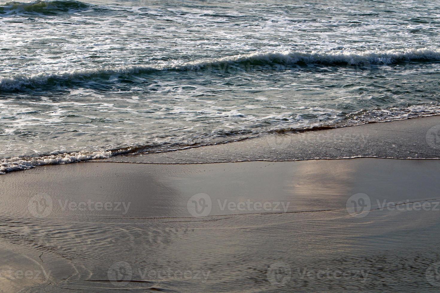 playa de arena en el mar mediterráneo en el norte de israel. foto