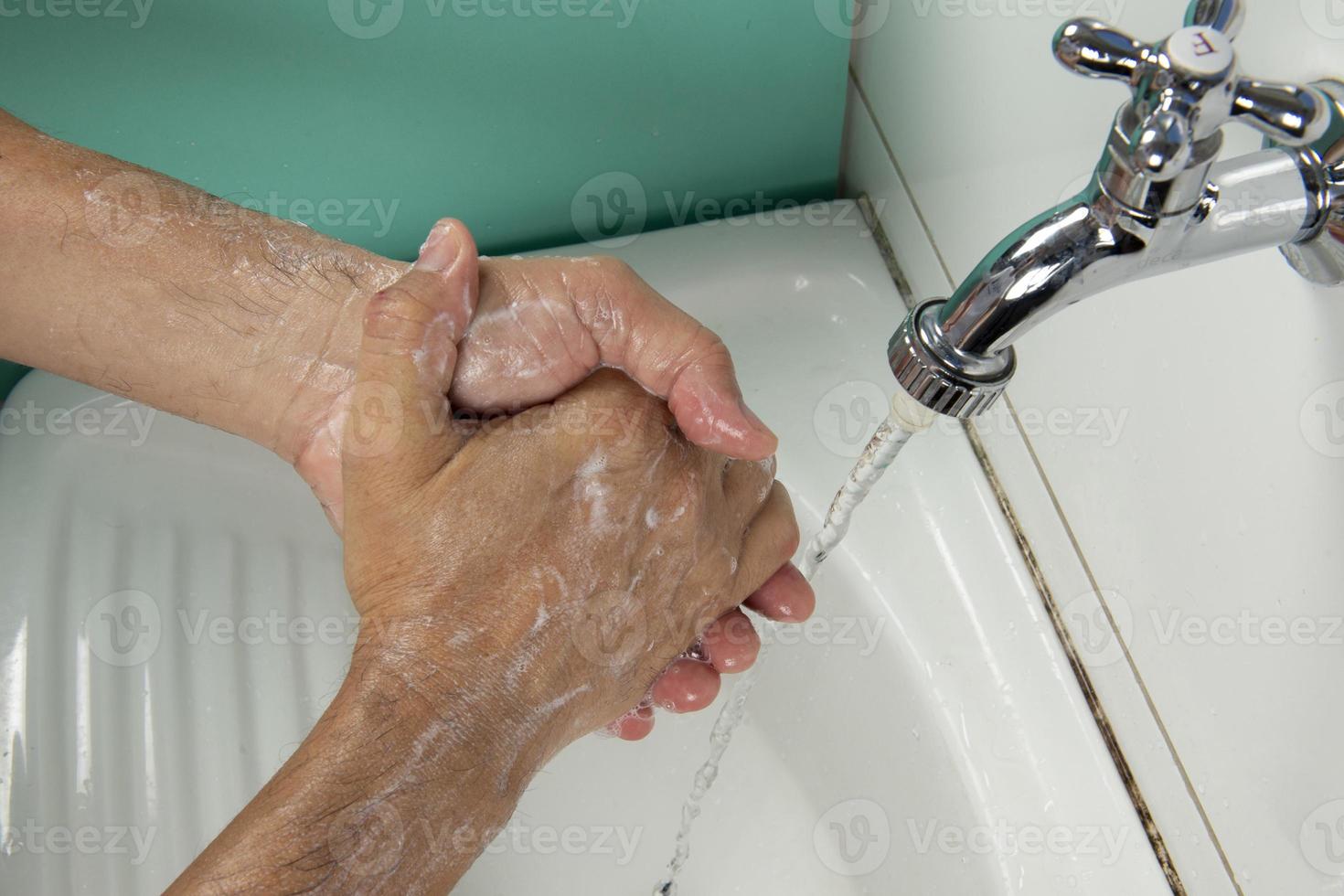 persona desinfectando manos foto