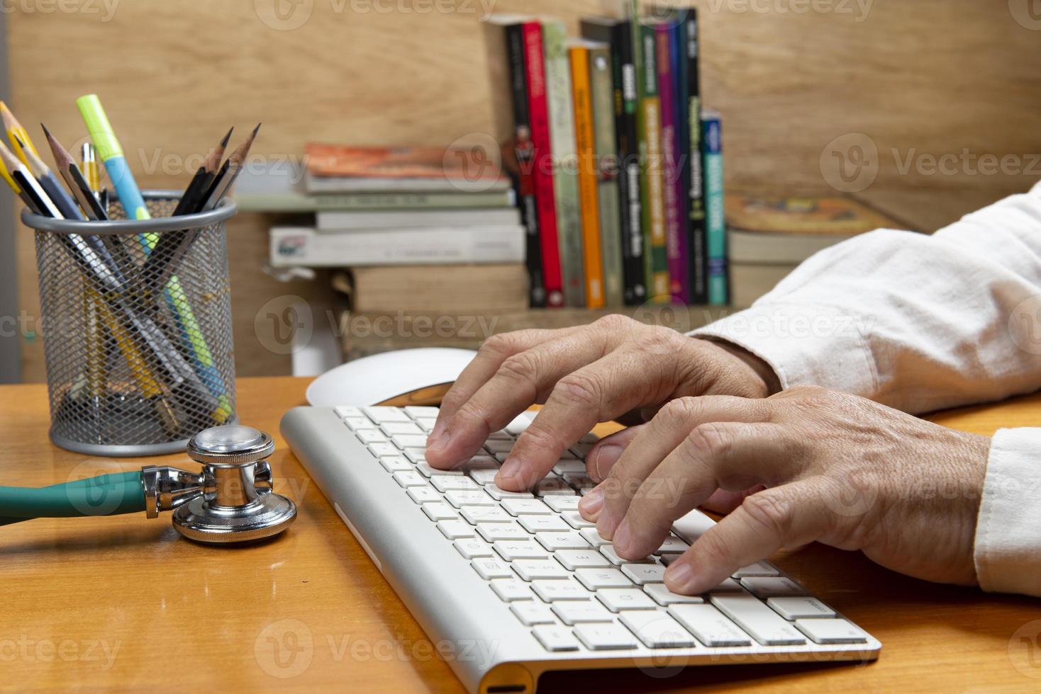 persona con la mano en el teclado en un escritorio de oficina foto