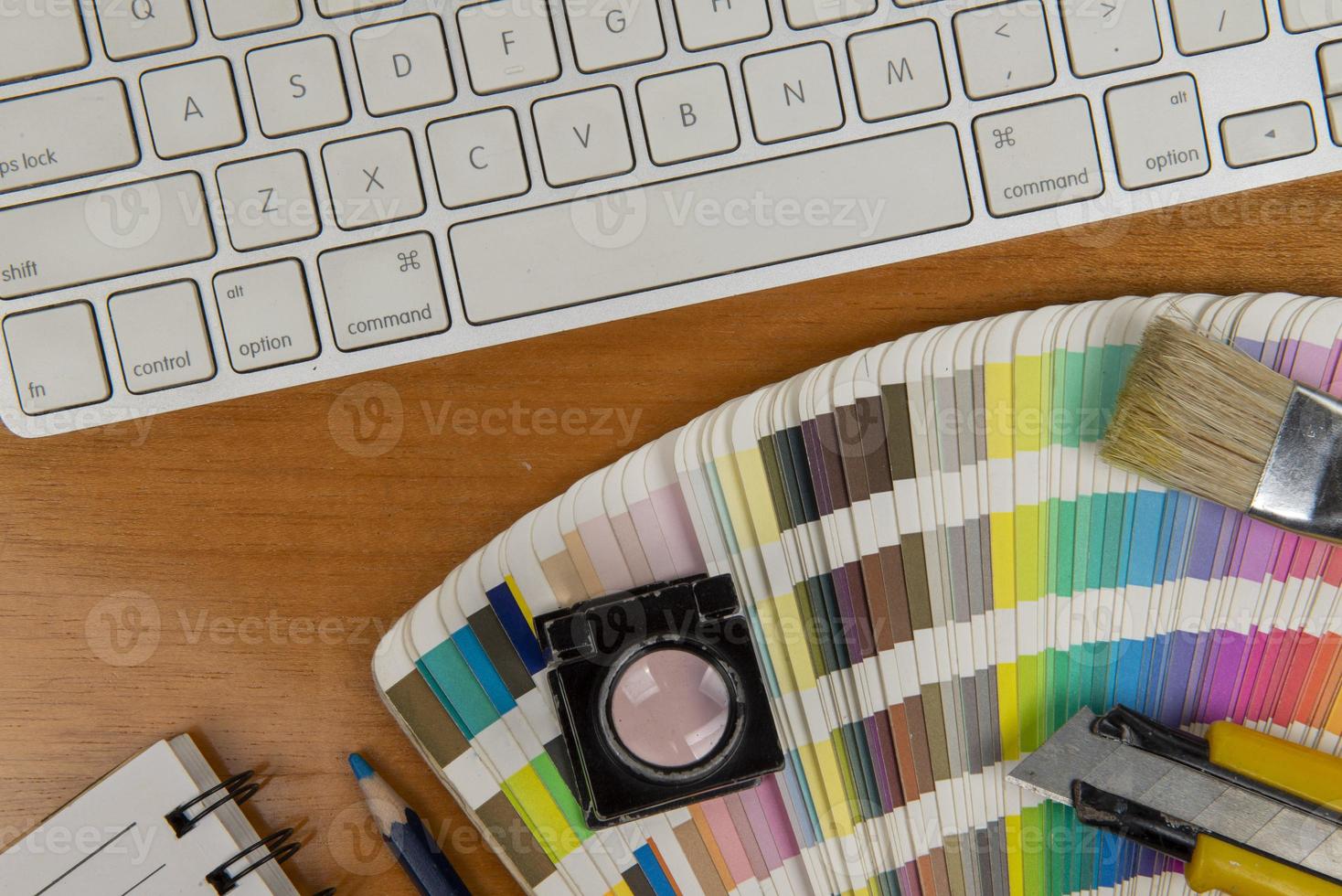 color scale with stylus and magnifying glass on it and a notebook photo