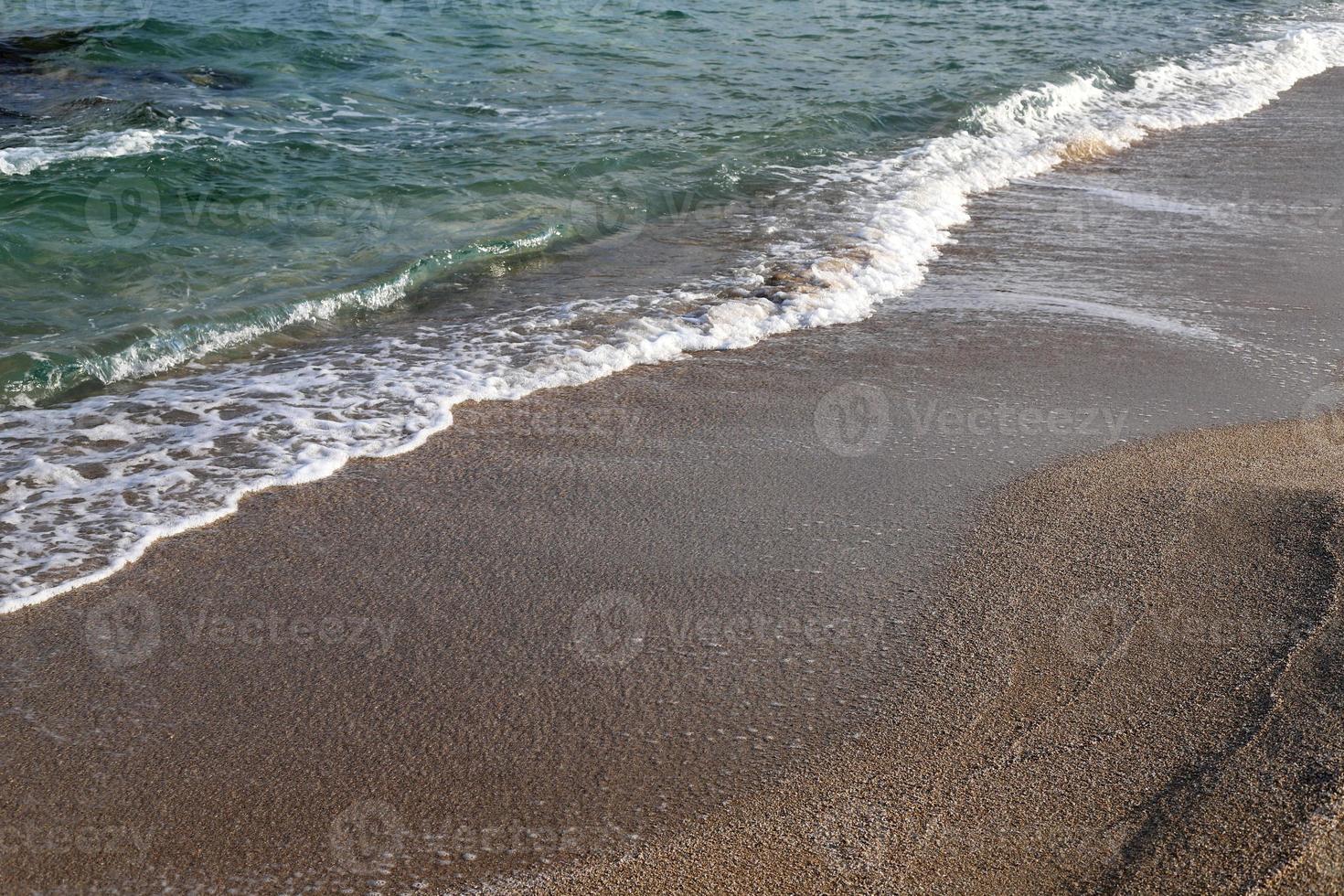 playa de arena en el mar mediterráneo en el norte de israel. foto