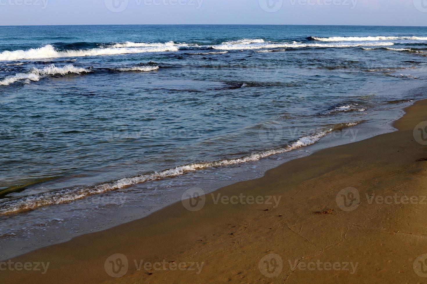 playa de arena en el mar mediterráneo en el norte de israel. foto