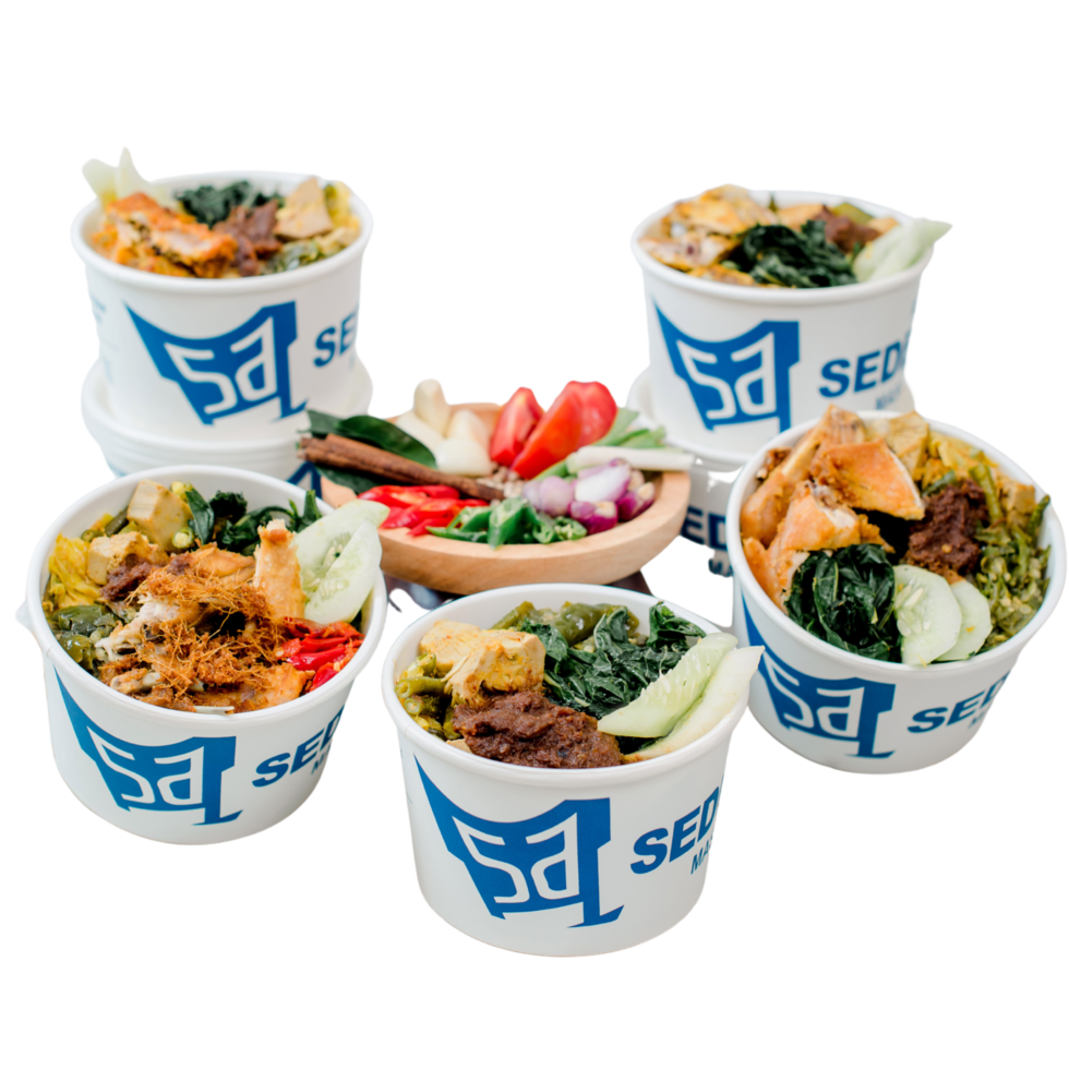 etwas Schüssel Nasi Padang. Reis mit Hühnchen-Curry, Rendang ...