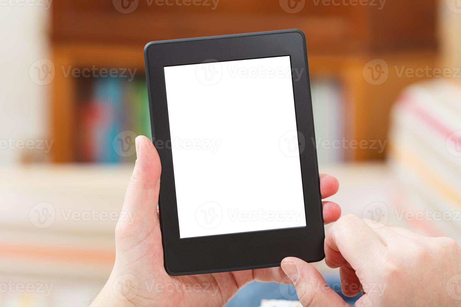 hombre leyendo con lector de libros con pantalla recortada foto
