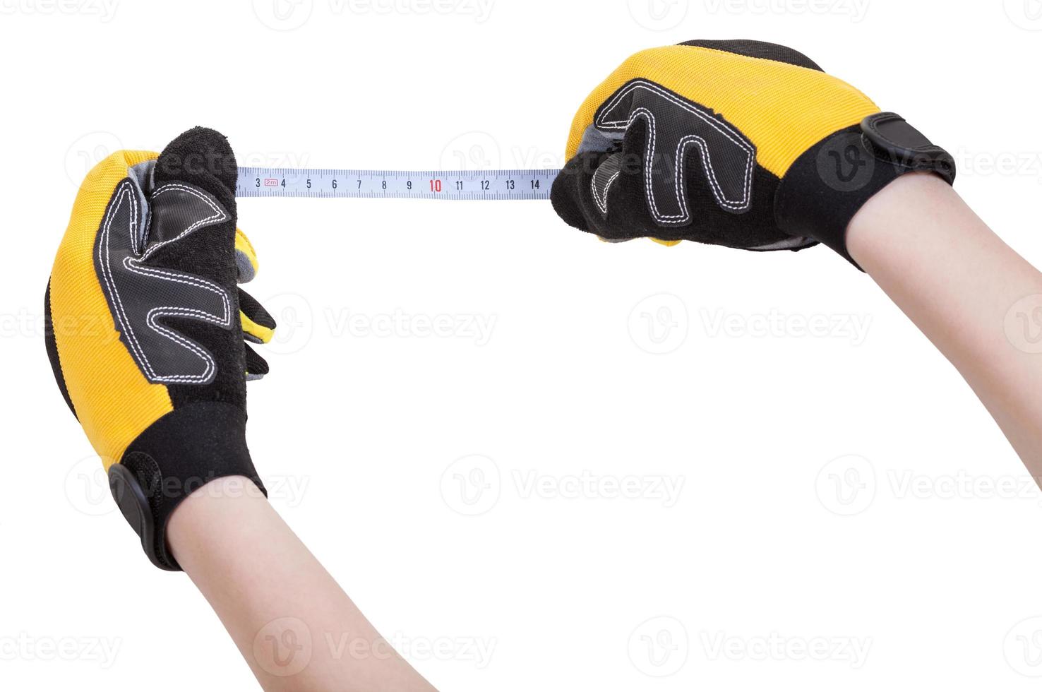 manos en guantes protectores con cinta métrica foto