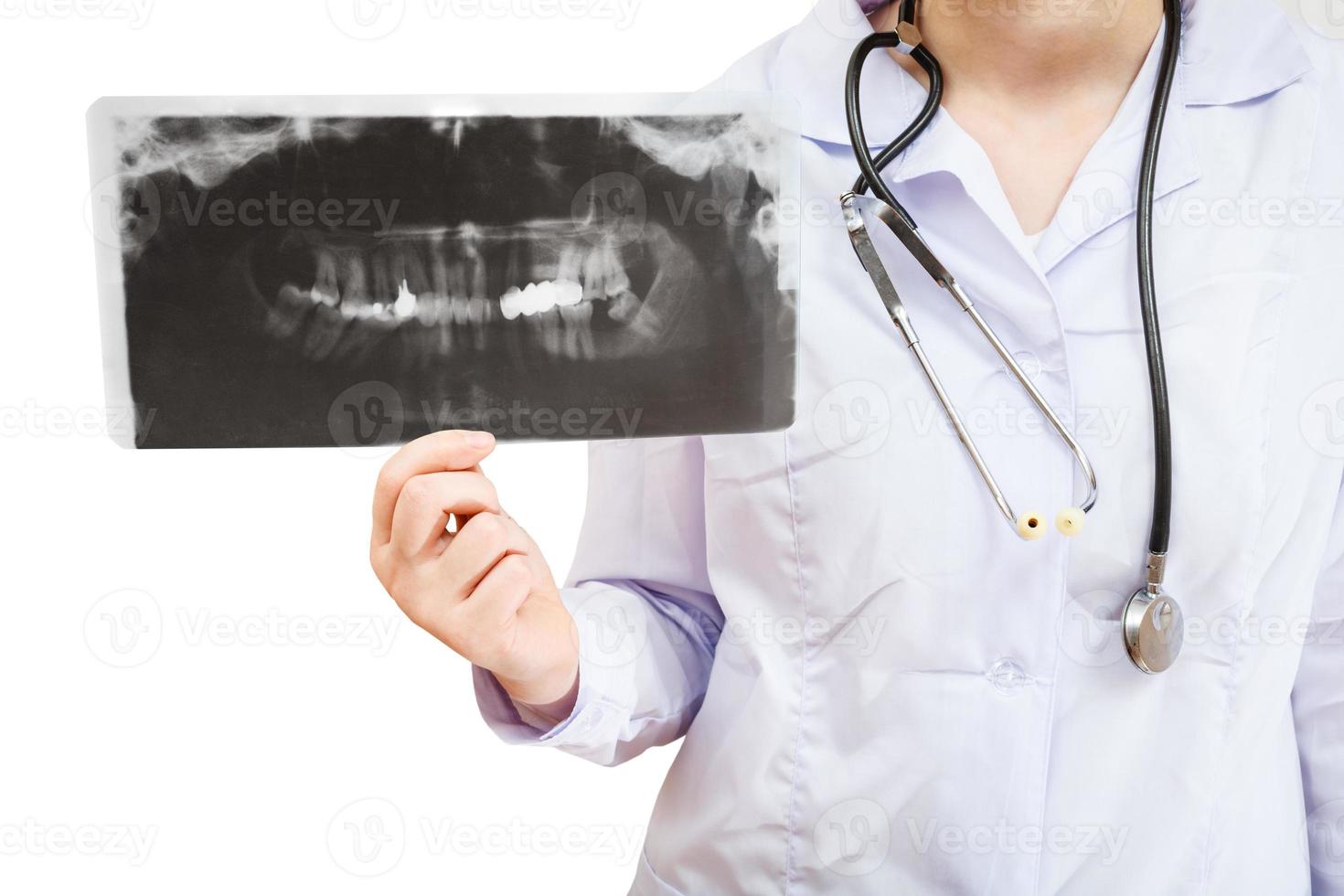 enfermera muestra una imagen de rayos X con la mandíbula humana foto