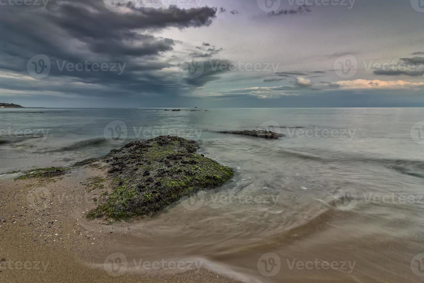 belleza mar en calma con rocas con algas foto