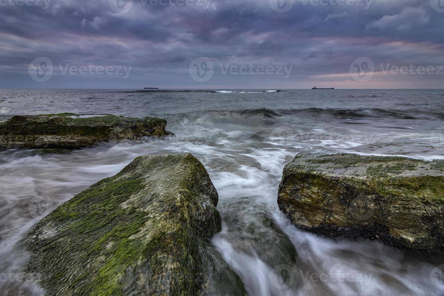 amanecer sobre el mar con obturador lento y olas saliendo foto