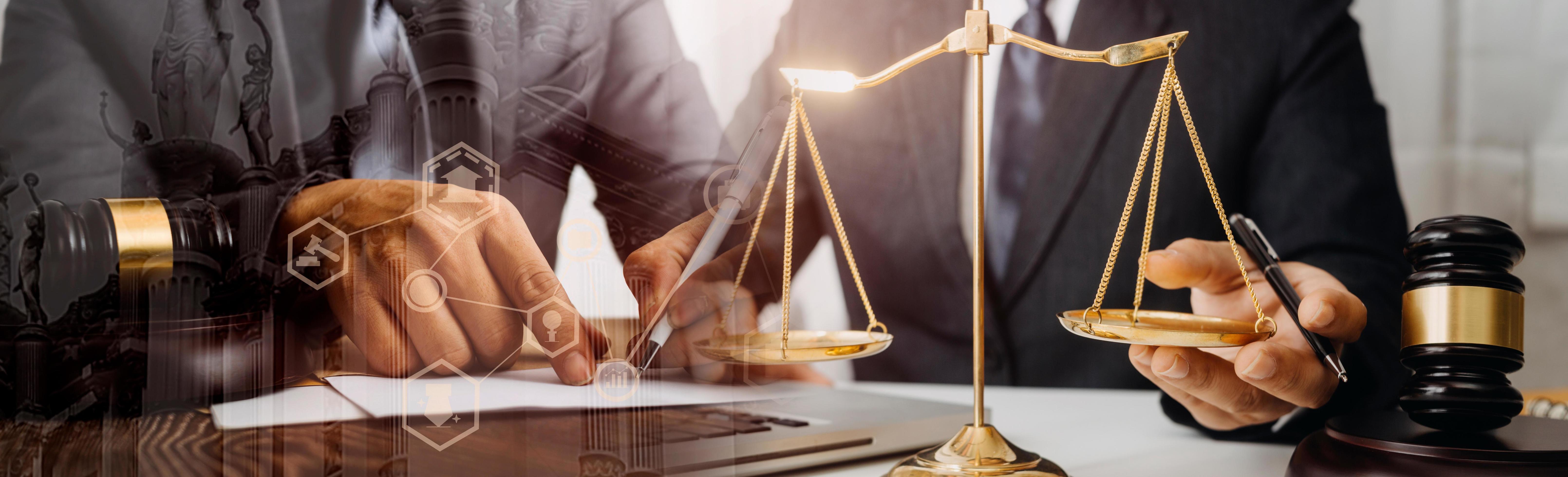 abogado masculino que trabaja con papeles de contrato y mazo de madera en tabel en la sala del