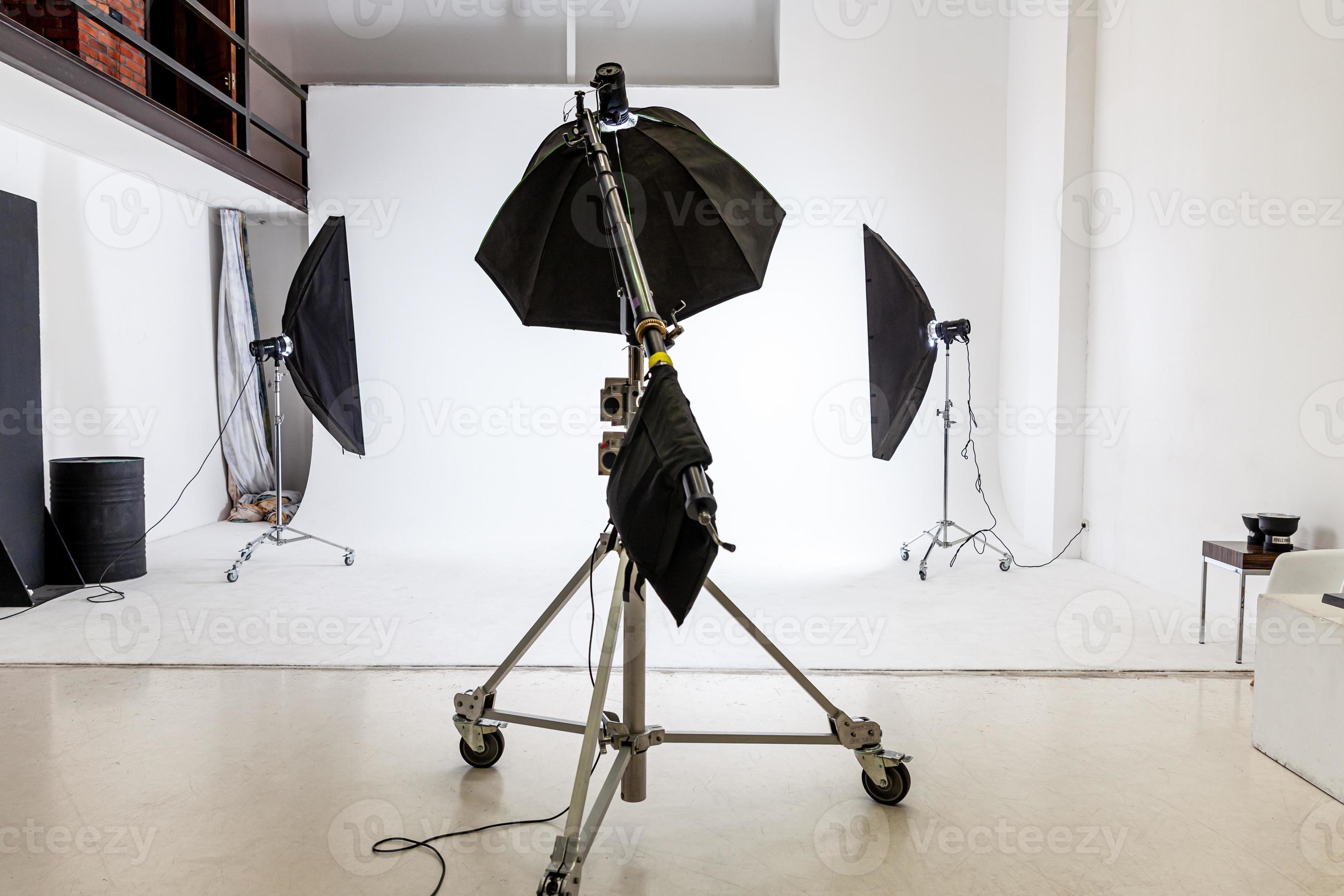 Empty photo studio with lighting equipment. Photographer workplace interior  with professional tool set gear. Flash light white background scenes ready  for studio shooting. Modern photographer studio 12579314 Stock Photo at  Vecteezy