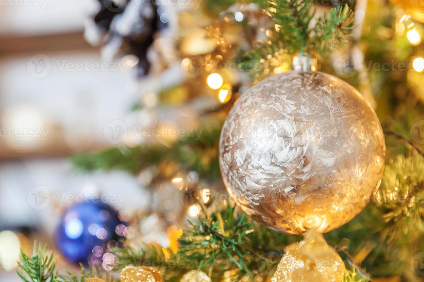 clásico navidad año nuevo decorado árbol de año nuevo con adornos dorados juguete y pelota foto