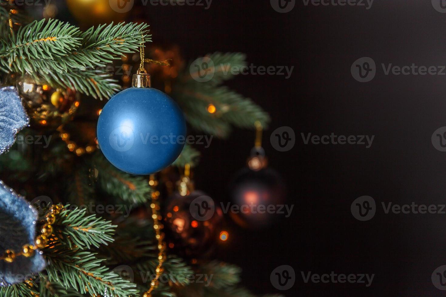 clásico árbol de año nuevo decorado con adornos dorados juguete y pelota foto