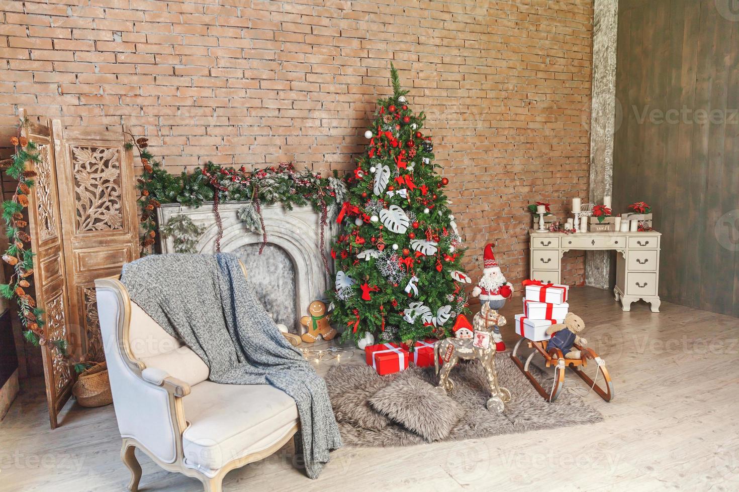 clásico navidad año nuevo decorado habitación interior árbol de año nuevo y chimenea foto