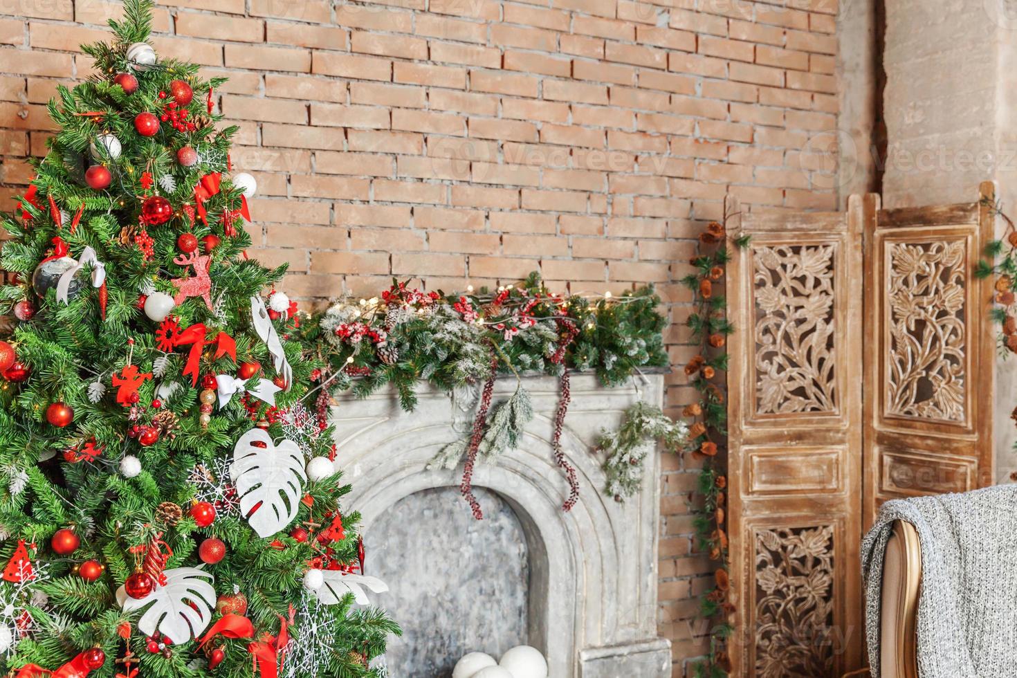 clásico navidad año nuevo decorado habitación interior árbol de año nuevo y chimenea foto