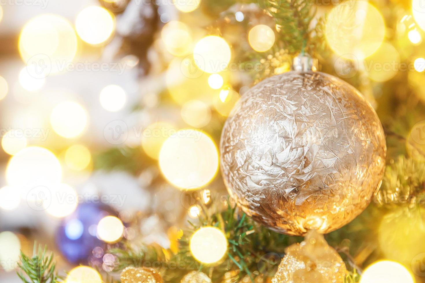 clásico árbol de año nuevo decorado con navidad. árbol de navidad con adornos blancos y plateados, adornos de juguete y pelota. apartamento de diseño de interiores de estilo clásico moderno. Nochebuena en casa. foto