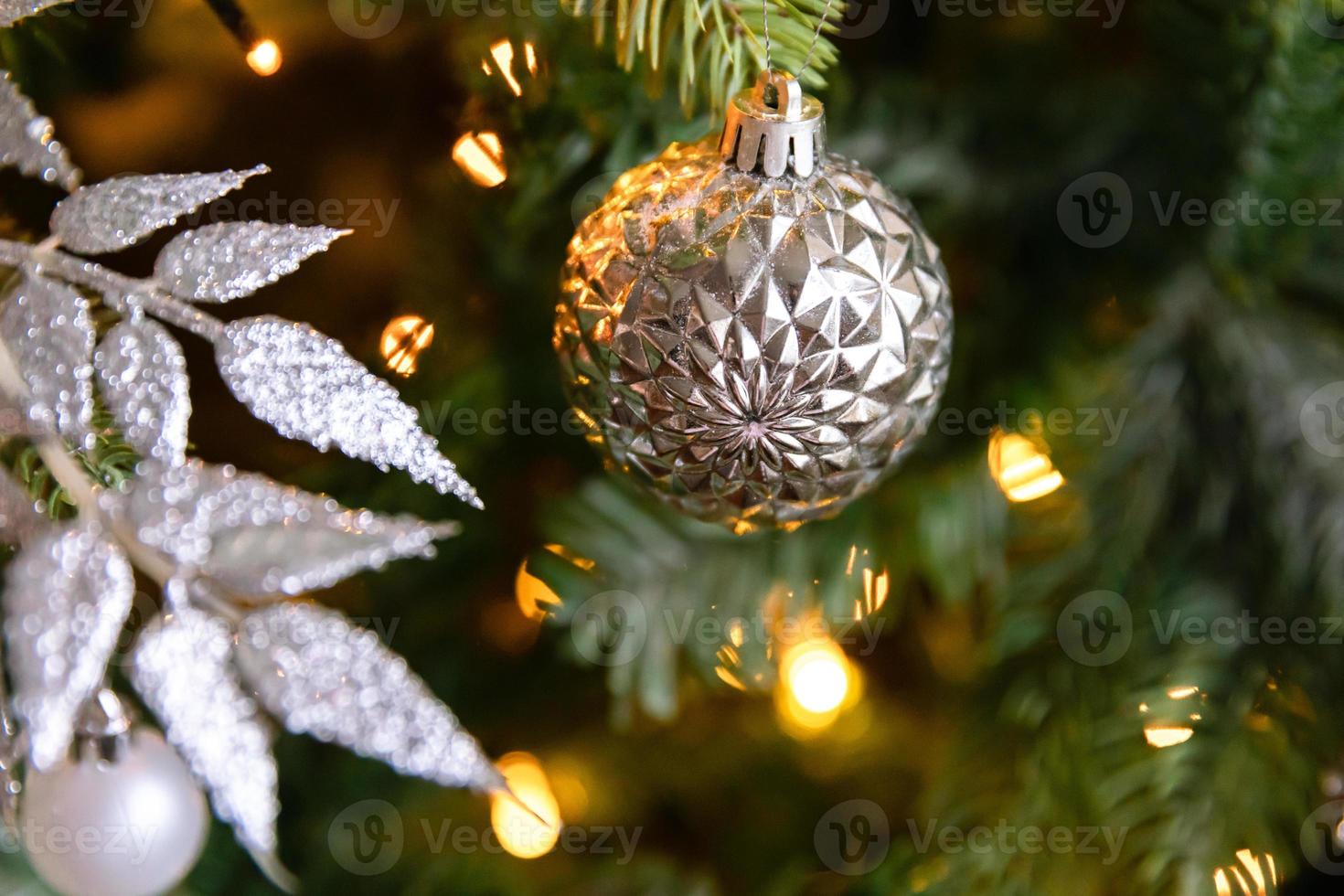 clásico árbol de año nuevo decorado con navidad. árbol de navidad con adornos blancos y plateados, adornos de juguete y pelota. apartamento de diseño de interiores de estilo clásico moderno. Nochebuena en casa. foto