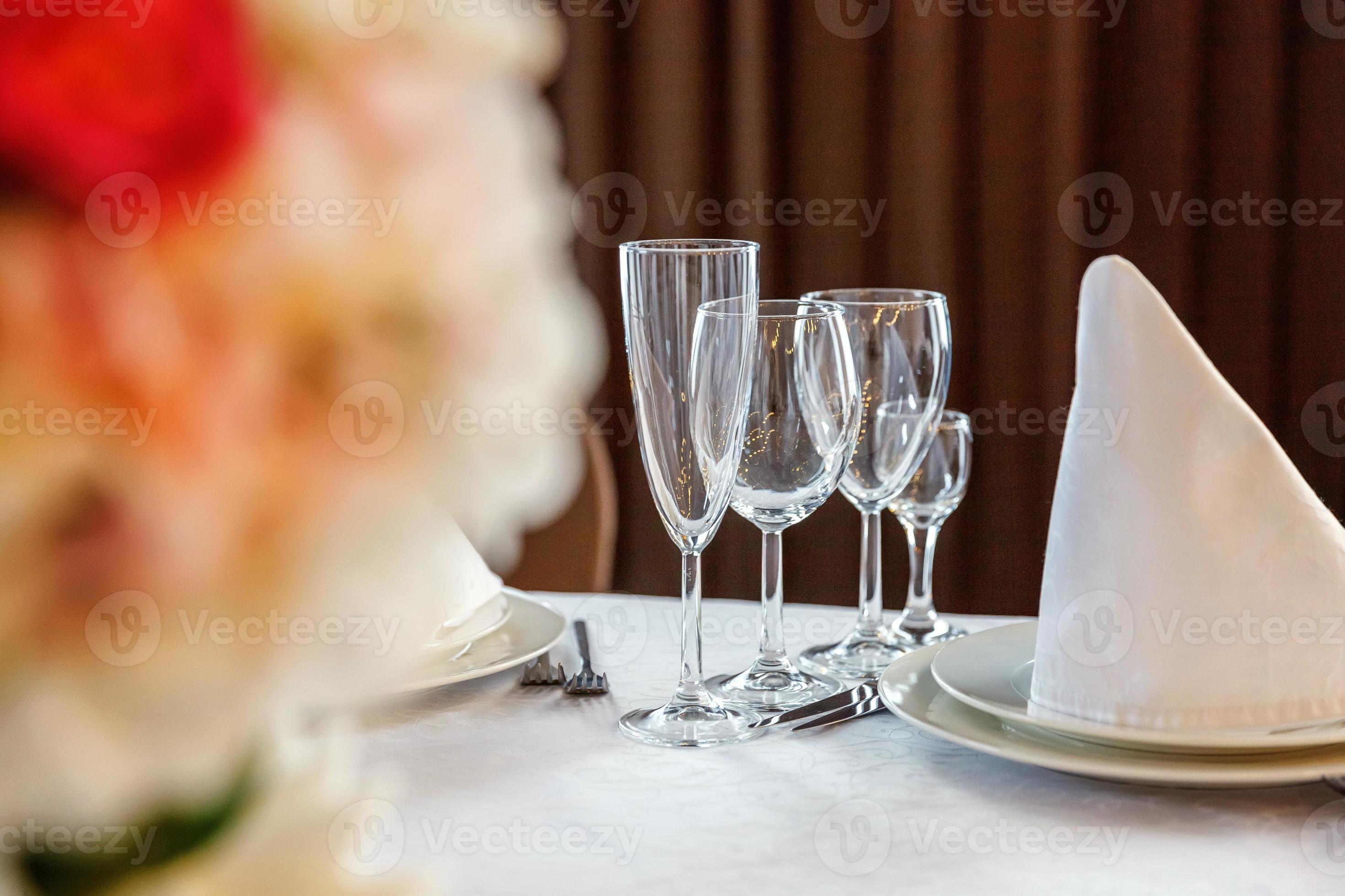 mesa elegante para cenar con vasos de servilleta en el restaurante