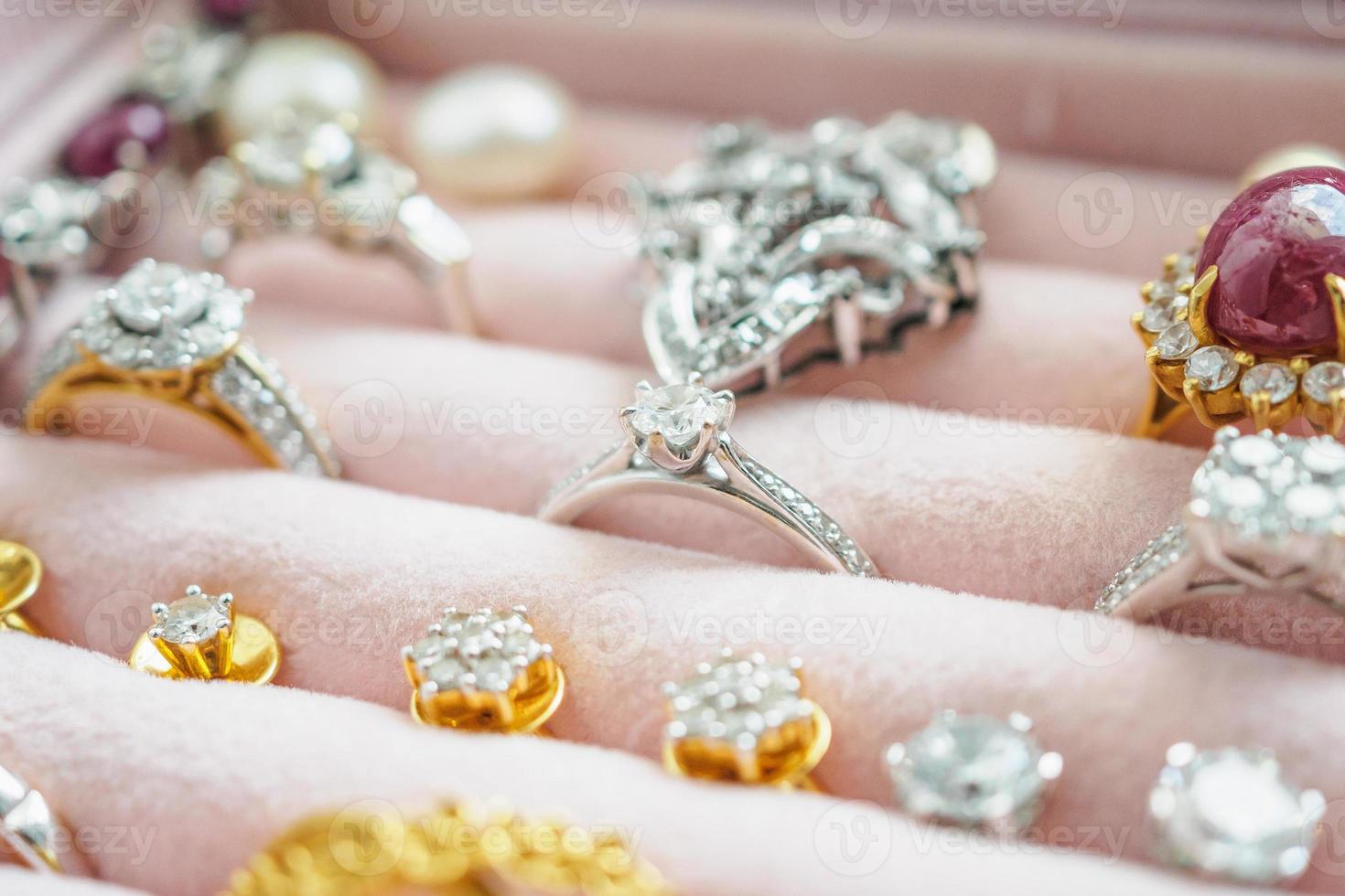 anillo y aretes de piedras preciosas de diamantes de oro y plata en una caja de joyería de lujo foto