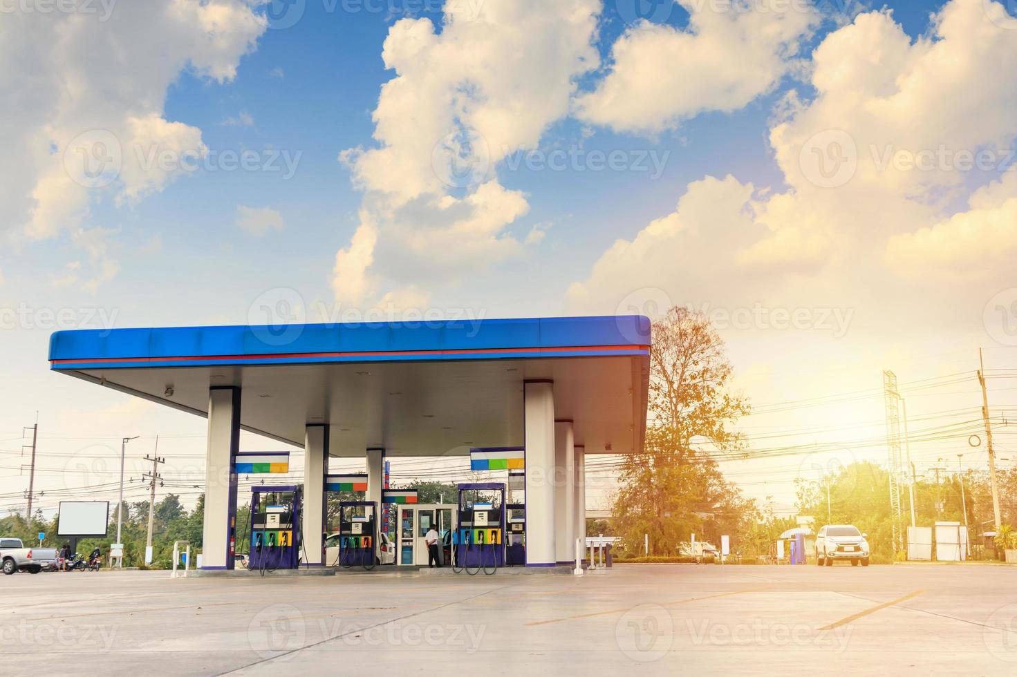 estación de combustible de gasolina con nubes y cielo azul foto