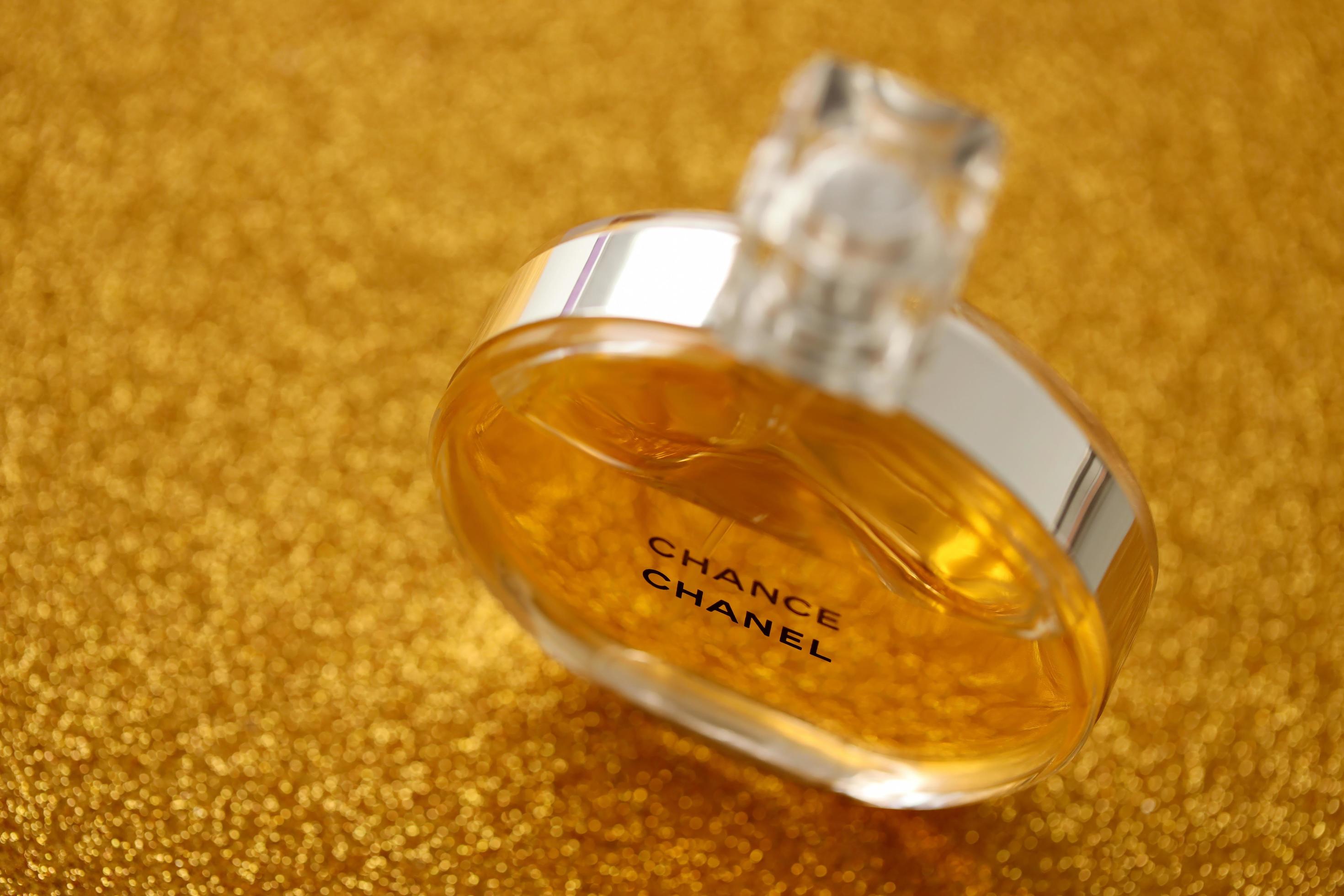 TERNOPIL, UKRAINE - SEPTEMBER 2, 2022 Chanel Chance worldwide famous french  perfume bottle on shiny glitter background in purple colors 12582582 Stock  Photo at Vecteezy