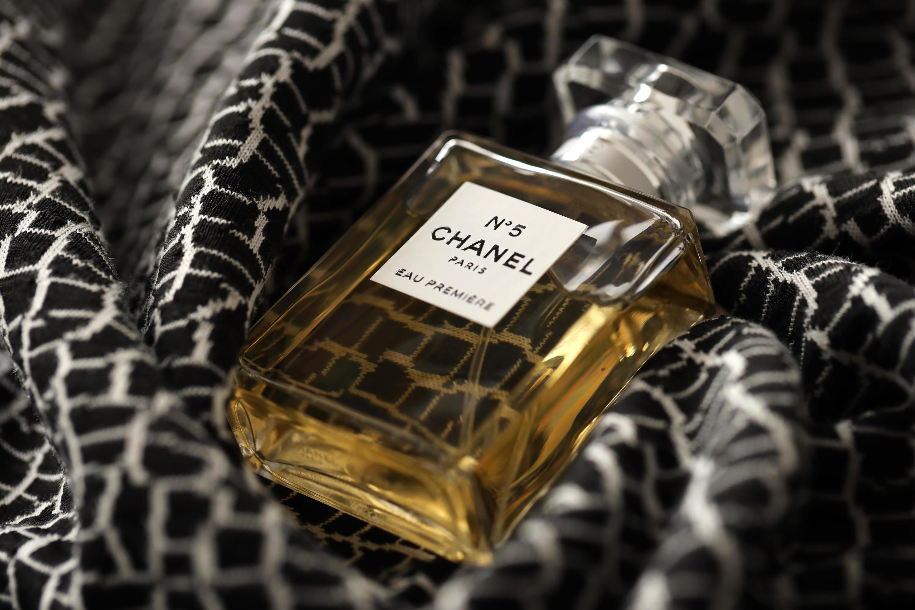 TERNOPIL, UKRAINE - SEPTEMBER 2, 2022 Chanel Number 5 Eau Premiere worldwide  famous french perfume bottle on monochrome plaid 12582607 Stock Photo at  Vecteezy