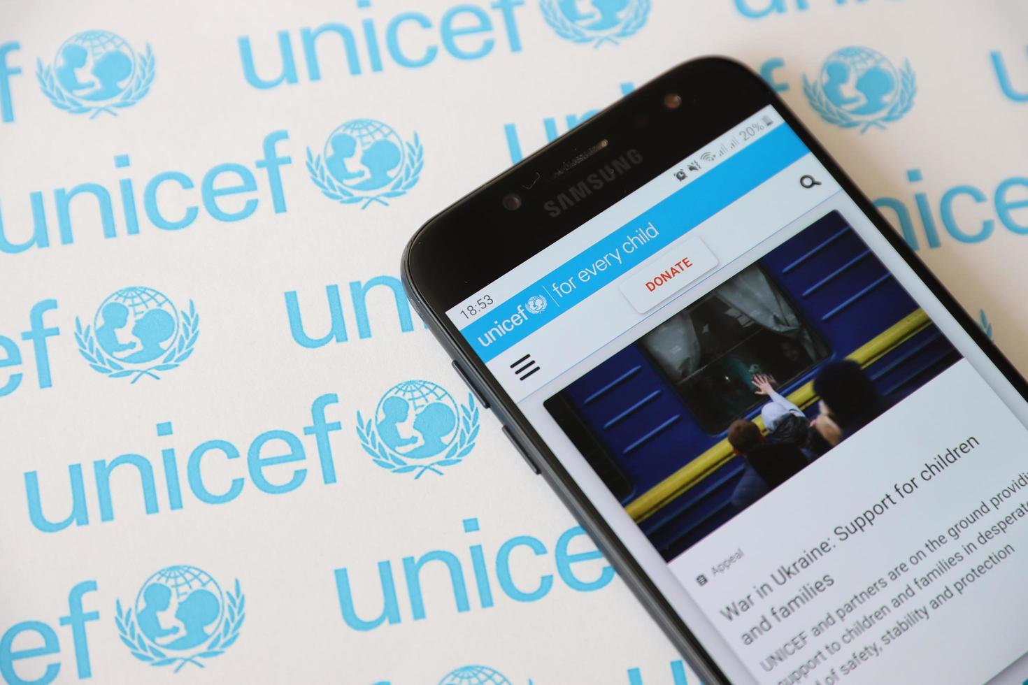 ternopil, ucrania - 2 de mayo de 2022 sitio web oficial de unicef en la pantalla del teléfono inteligente - programa de las naciones unidas que brinda asistencia humanitaria y de desarrollo a los niños foto